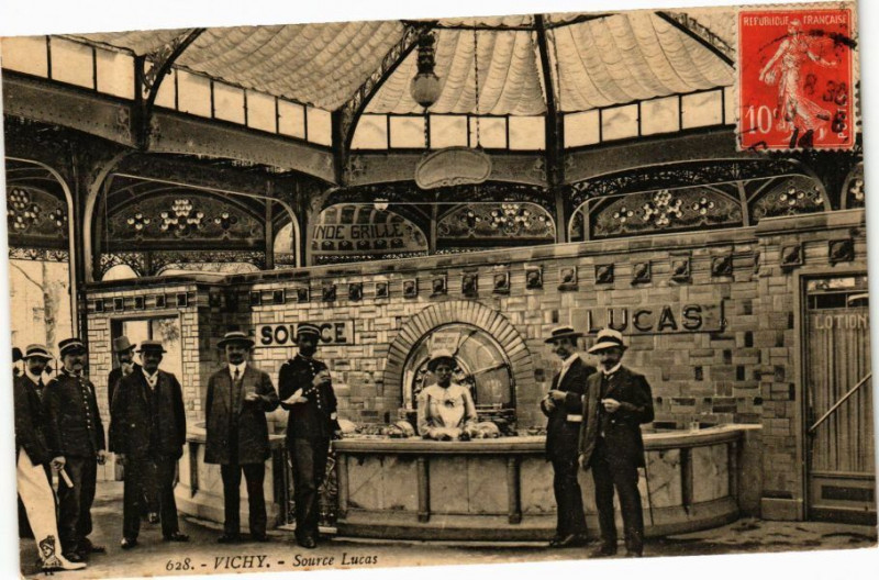 Carte postale ancienne Vichy Source Lucas à Vichy