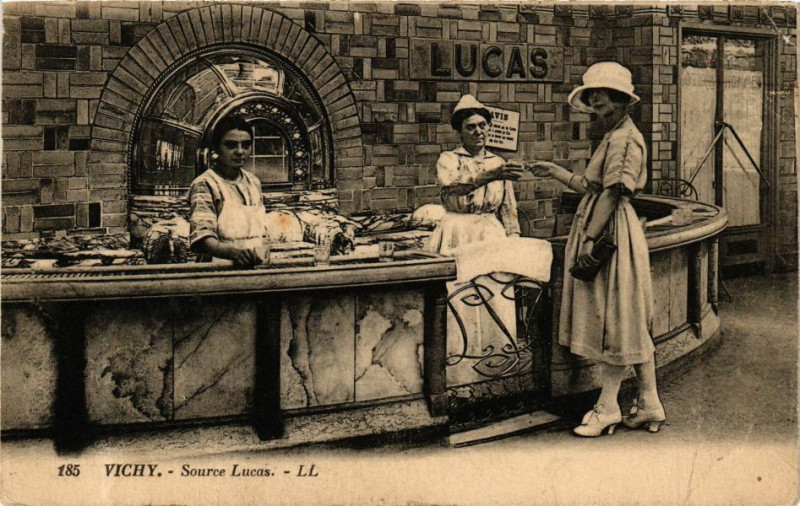 Carte postale ancienne Vichy Source Lucas à Vichy