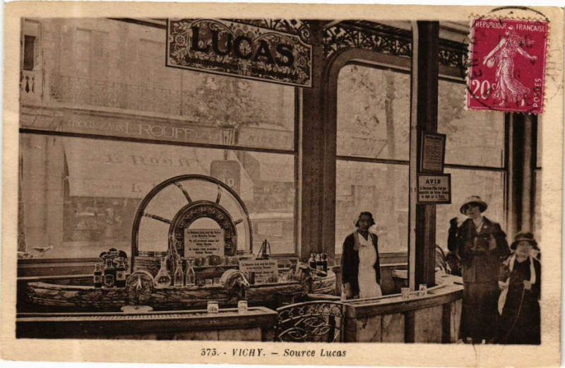 Carte postale ancienne Vichy Source Lucas à Vichy