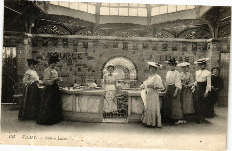 Carte postale ancienne Vichy Source Lucas à Vichy