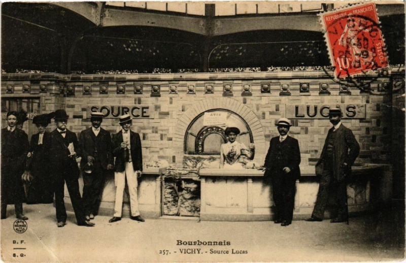 Carte postale ancienne Vichy Source Lucas à Vichy