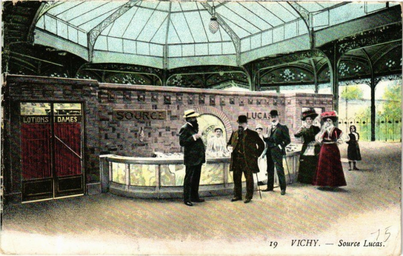 Carte postale ancienne Vichy Source Lucas à Vichy