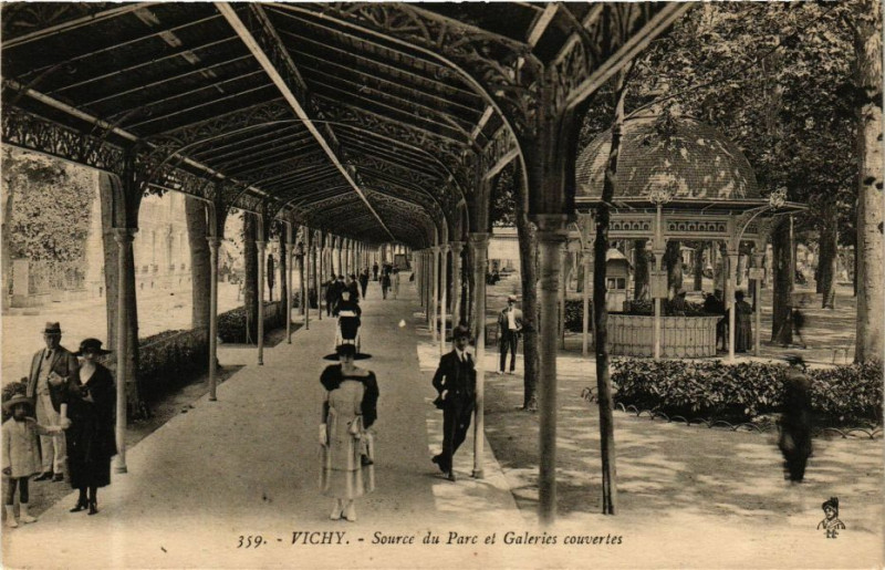 Carte postale ancienne Vichy Source du Parc et Galeries couvertes à Vichy