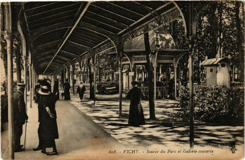 Carte postale ancienne Vichy Source du Parc et Galerie couverte à Vichy