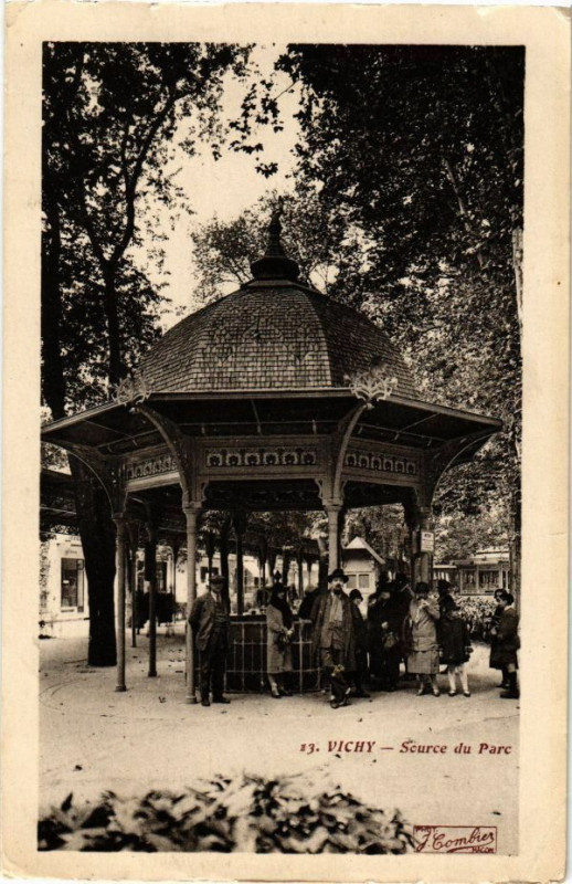 Carte postale ancienne Vichy Source du Parc à Vichy