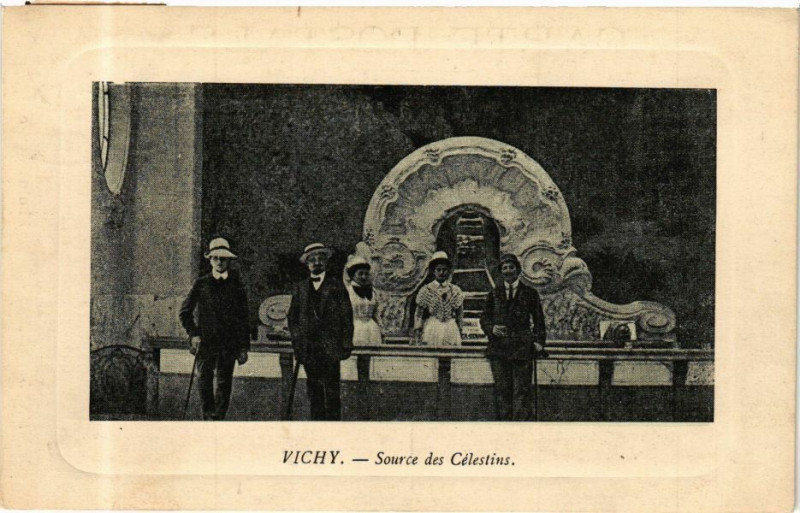 Carte postale ancienne Vichy Source des Célestins à Vichy