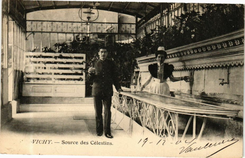 Carte postale ancienne Vichy Source des Célestins à Vichy