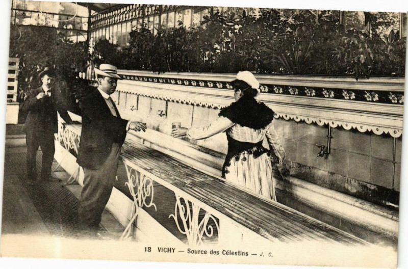 Carte postale ancienne Vichy Source des Célestins à Vichy