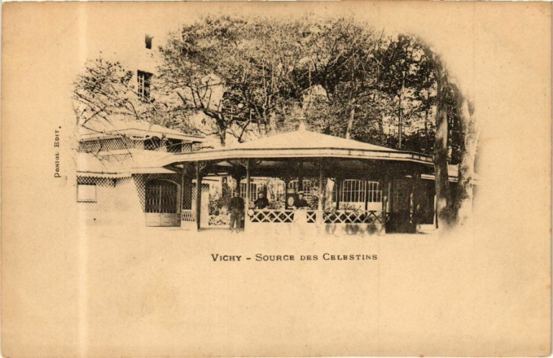 Carte postale ancienne Vichy Source des Célestins à Vichy