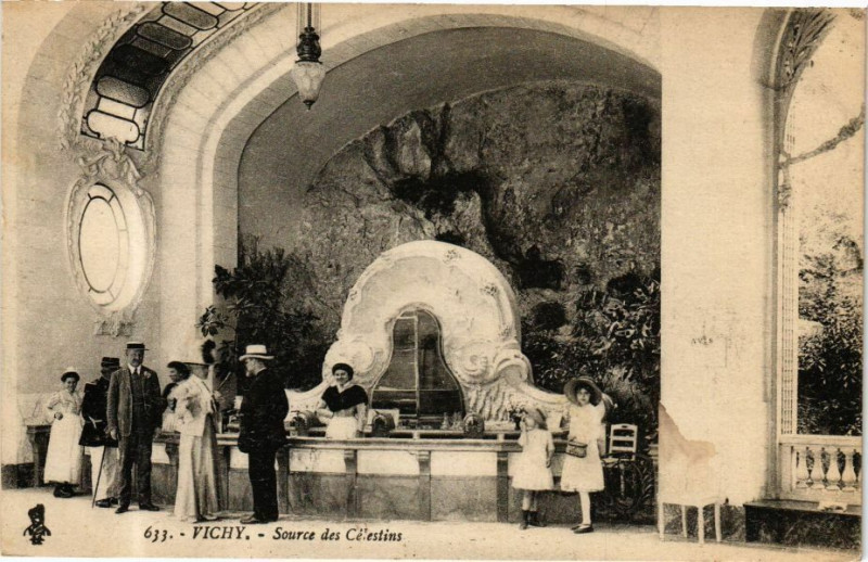 Carte postale ancienne Vichy Source des Célestins à Vichy