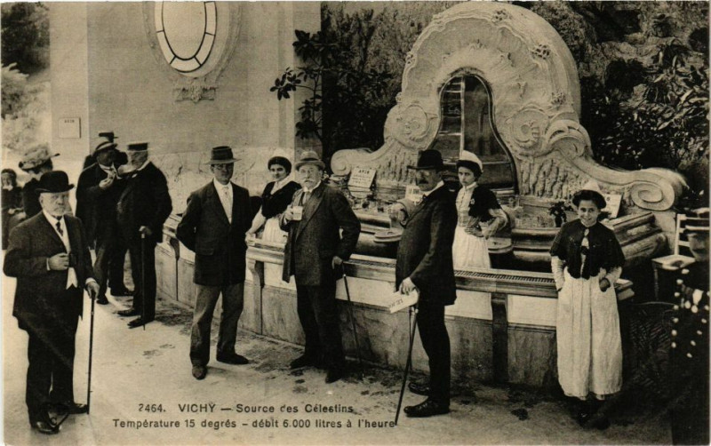 Carte postale ancienne Vichy Source des Célestins à Vichy