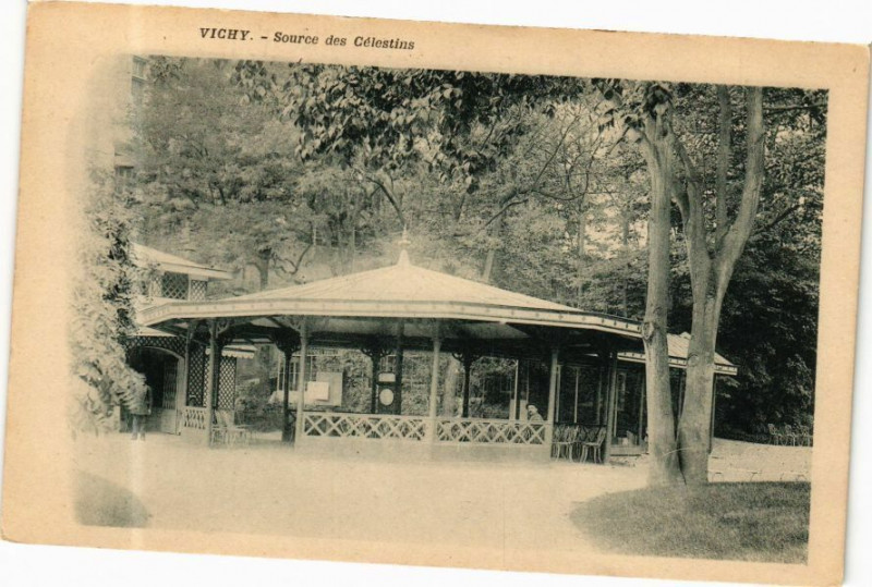 Carte postale ancienne Vichy Source des Célestins à Vichy