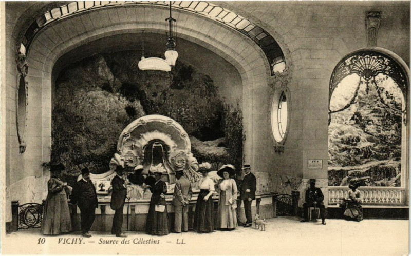 Carte postale ancienne Vichy Source des Célestins à Vichy