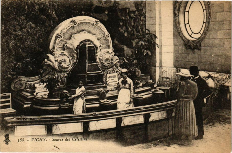 Carte postale ancienne Vichy Source des Célestins à Vichy