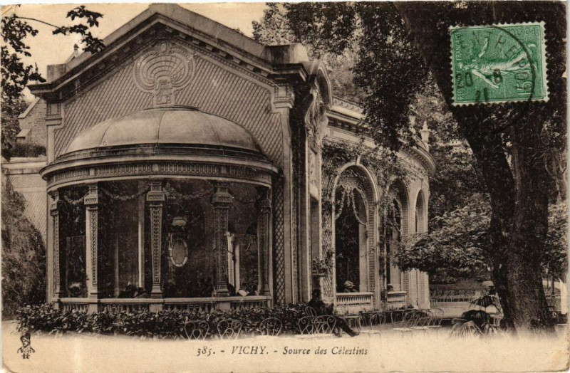 Carte postale ancienne Vichy Source des Célestins à Vichy