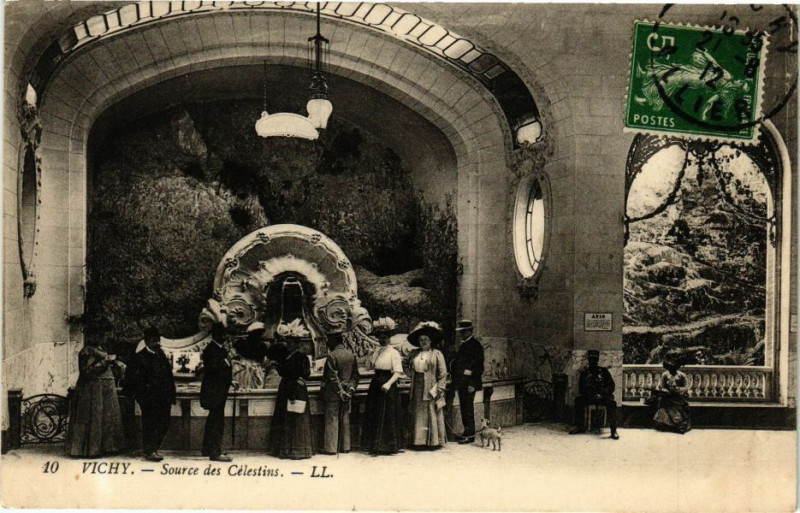 Carte postale ancienne Vichy Source des Celestins à Vichy