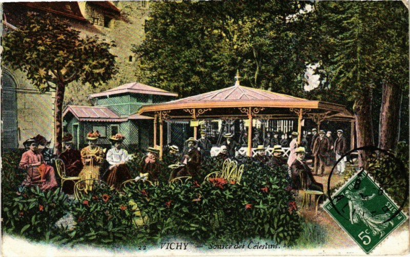Carte postale ancienne Vichy Source des Celestins à Vichy