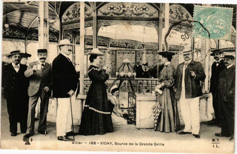 Carte postale ancienne Vichy Source de la Grande Grille à Vichy