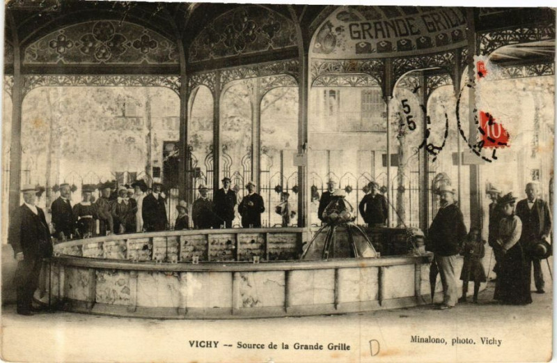 Carte postale ancienne Vichy Source de la Grande Grille à Vichy