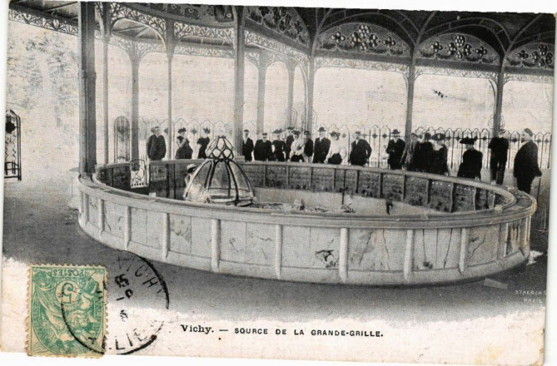 Carte postale ancienne Vichy Source de la Grande Grille à Vichy