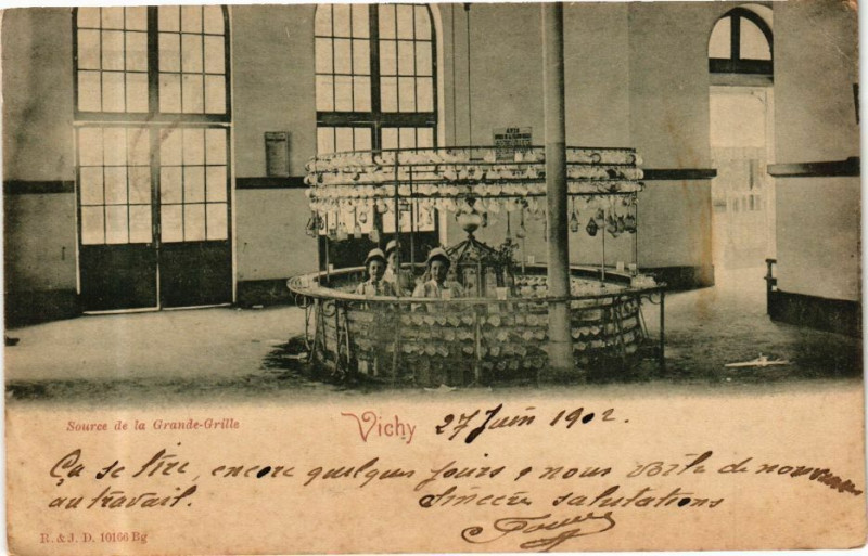 Carte postale ancienne Vichy Source de la Grande Grille à Vichy