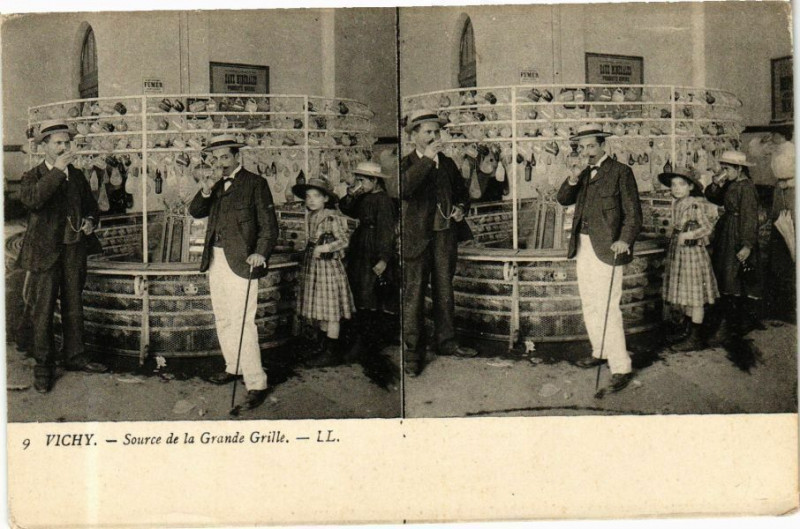 Carte postale ancienne Vichy Source de la Grande Grille à Vichy