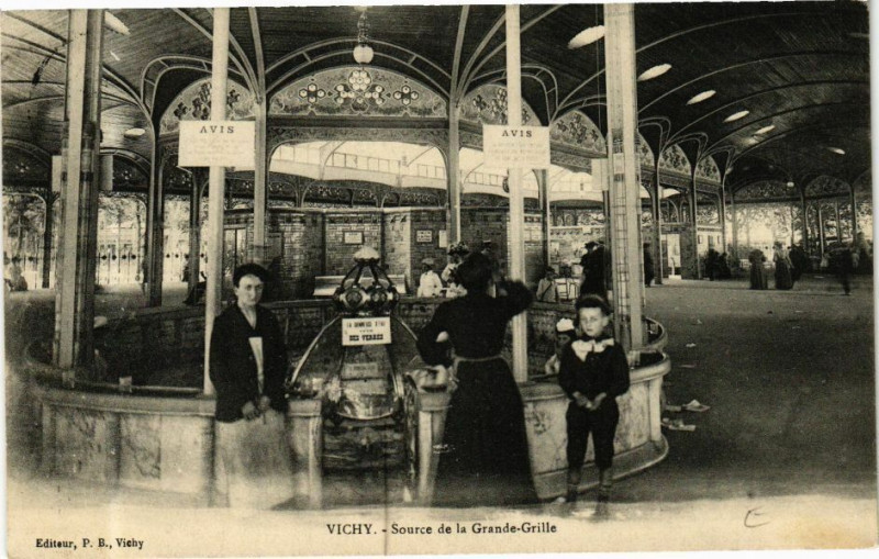 Carte postale ancienne Vichy Source de la Grande Grille à Vichy