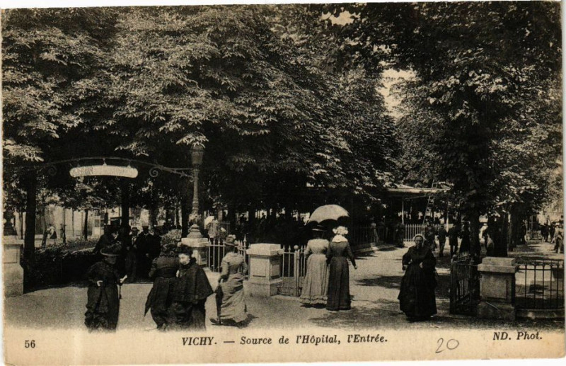 Carte postale ancienne Vichy Source de l'Hopital l'Entrée à Vichy