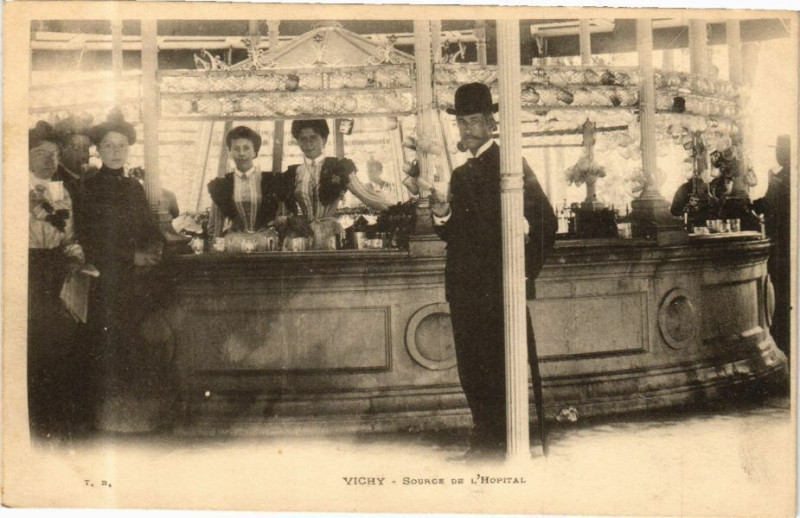 Carte postale ancienne Vichy Source de l'Hopital à Vichy