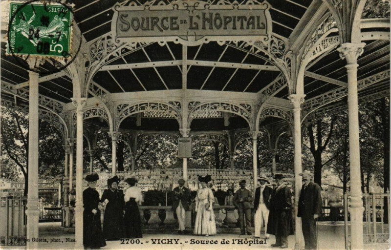 Carte postale ancienne Vichy Source de l'Hopital à Vichy