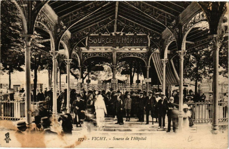 Carte postale ancienne Vichy Source de l'Hopital à Vichy