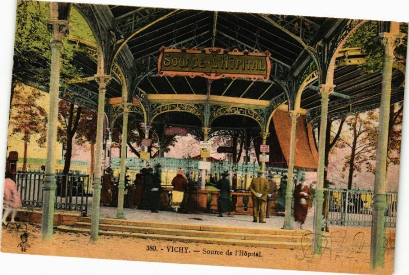Carte postale ancienne Vichy Source de l'Hopital à Vichy