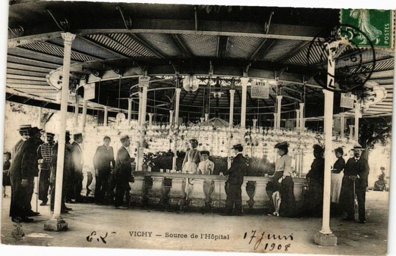 Carte postale ancienne Vichy Source de l'Hopital à Vichy