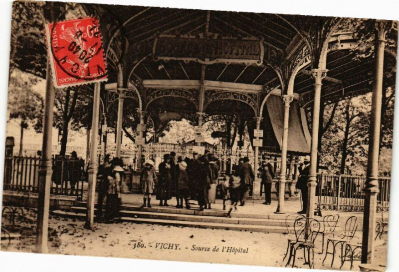 Carte postale ancienne Vichy Source de l'Hopital à Vichy