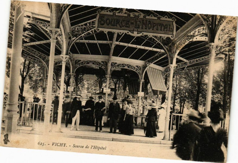 Carte postale ancienne Vichy Source de l'Hopital à Vichy