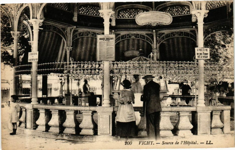 Carte postale ancienne Vichy Source de l'Hopital à Vichy