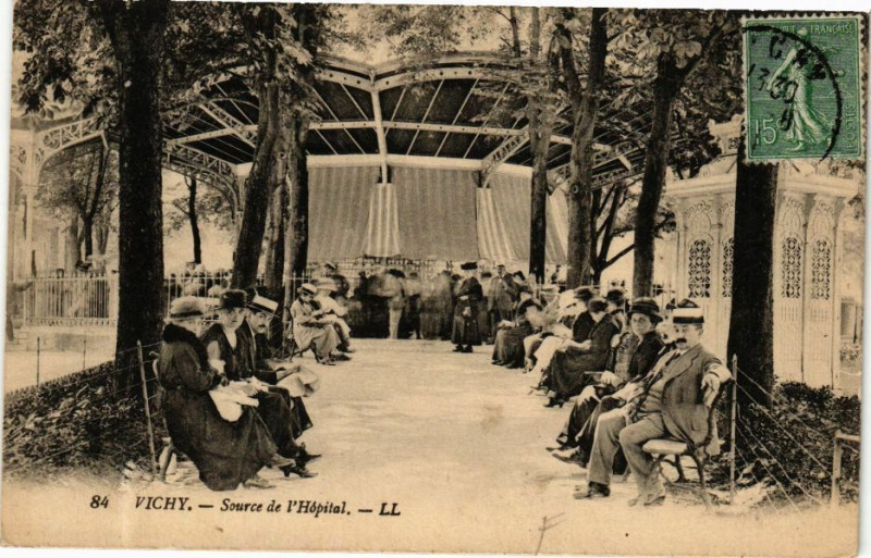 Carte postale ancienne Vichy Source de l'Hopital à Vichy