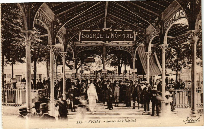 Carte postale ancienne Vichy Source de l'Hopital à Vichy
