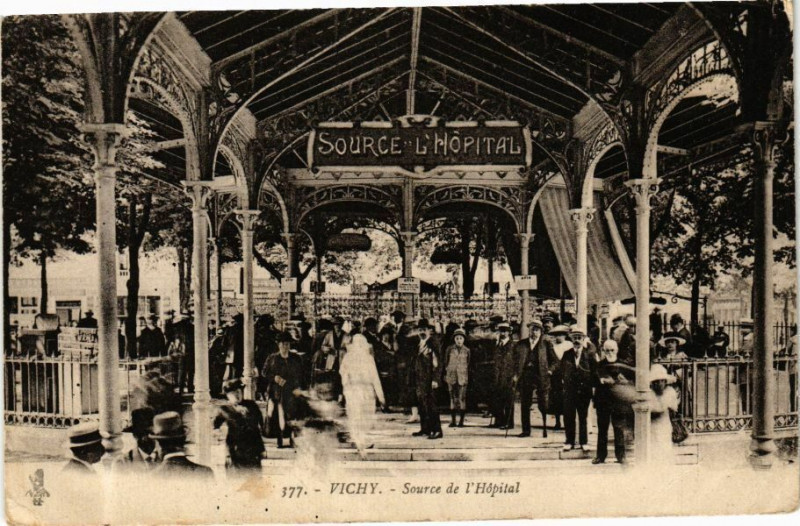 Carte postale ancienne Vichy Source de l'Hopital à Vichy