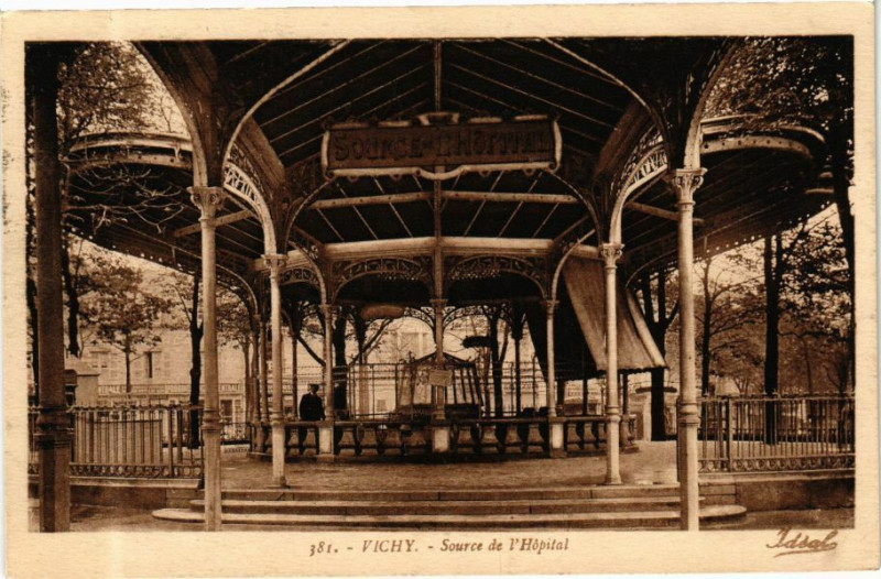 Carte postale ancienne Vichy Source de l'Hopital à Vichy