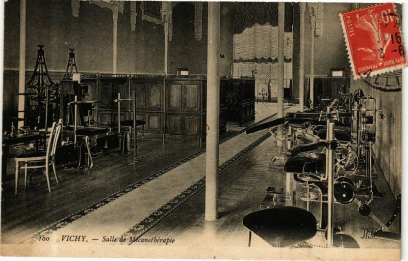 Carte postale ancienne Vichy Salle de Mécanothérapie à Vichy