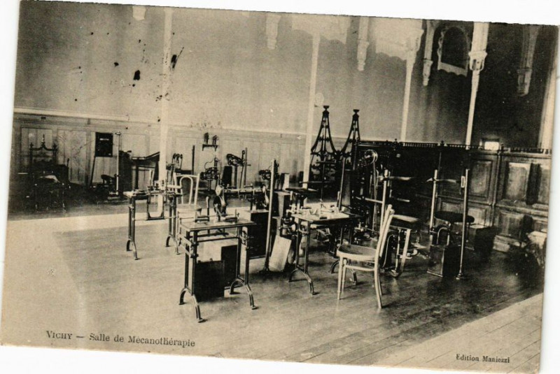 Carte postale ancienne Vichy Salle de Mécanothérapie à Vichy
