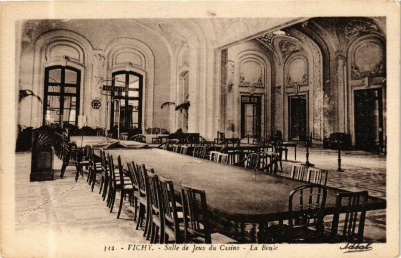 Carte postale ancienne Vichy Salle de Jeux du Casino-La Boule à Vichy