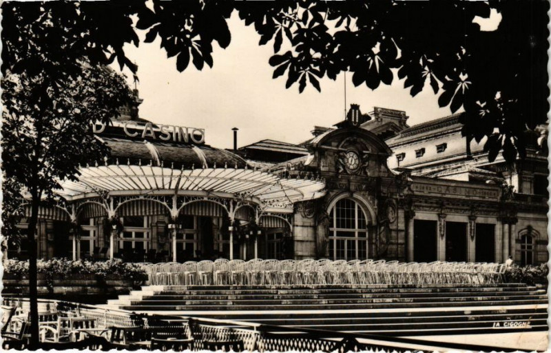 Carte postale ancienne Vichy Reine des Villes d'Eau-Le Grand Casino à Vichy