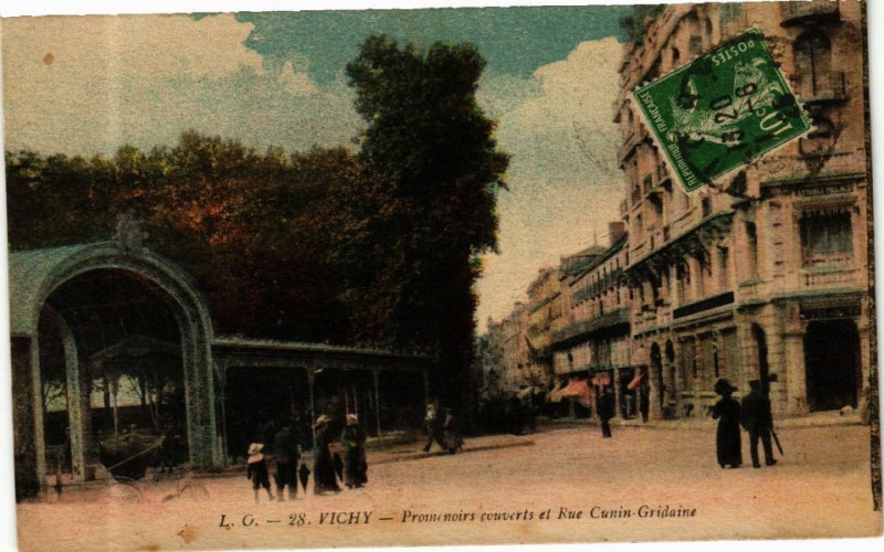 Carte postale ancienne Vichy Promenoirs couverts et Rue Cunin-Gridaine à Vichy