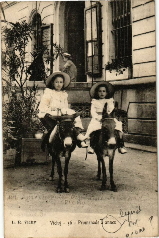 Carte postale ancienne Vichy Promenade a annes à Vichy