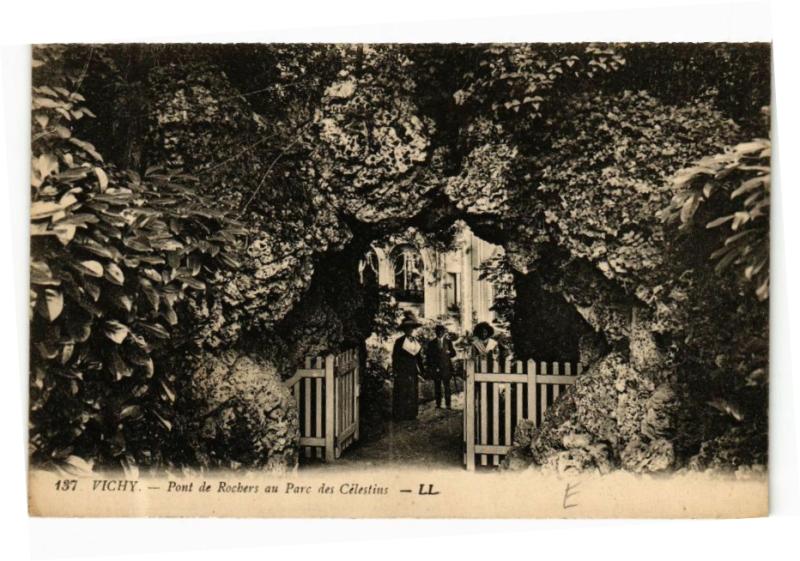 Carte postale ancienne Vichy - Pont de Roches au Parc des Célestins à Vichy