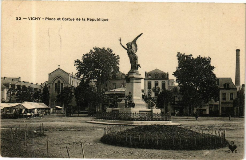 Carte postale ancienne Vichy Place et Statue de la République à Vichy