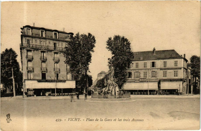 Carte postale ancienne Vichy Place de la Gare et les trois Avenues à Vichy