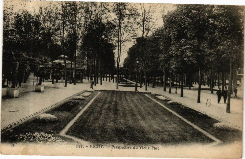 Carte postale ancienne Vichy Perspective du Vieux Parc à Vichy
